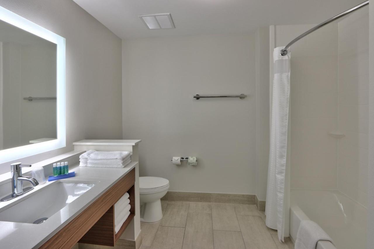 Holiday Inn Express & Suites - Houston East - Beltway 8 By Ihg Cloverleaf Экстерьер фото