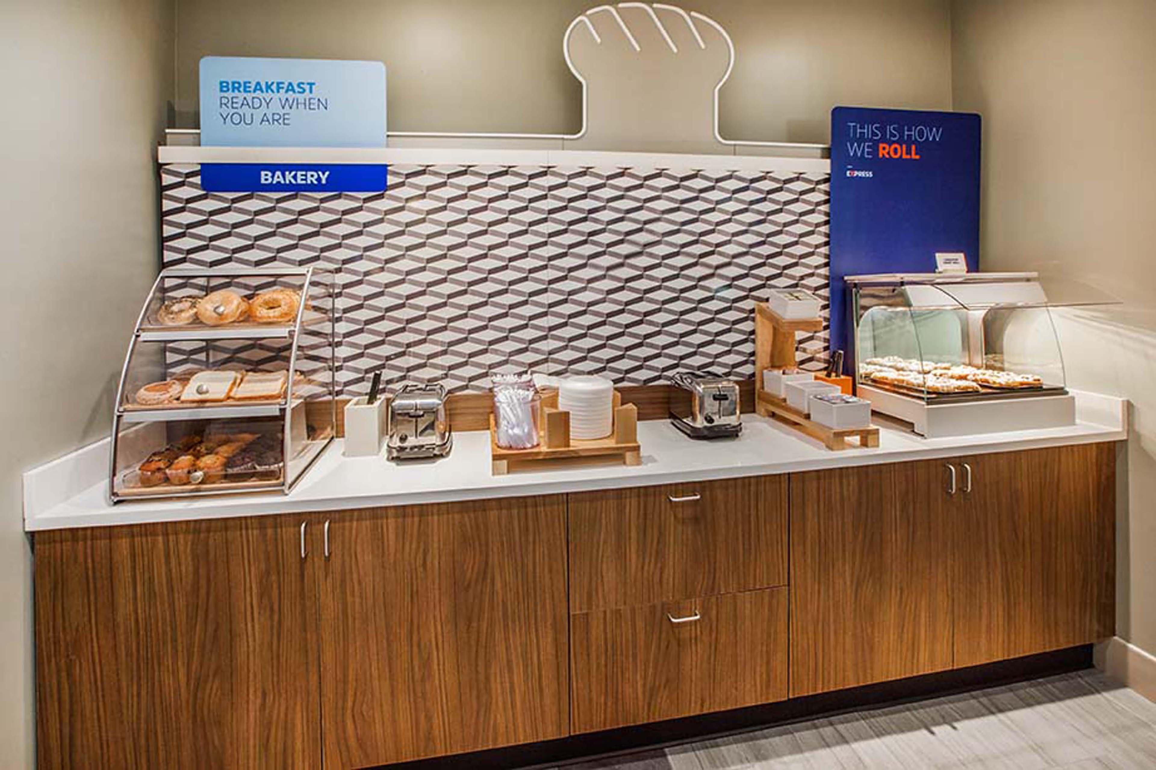Holiday Inn Express & Suites - Houston East - Beltway 8 By Ihg Cloverleaf Экстерьер фото
